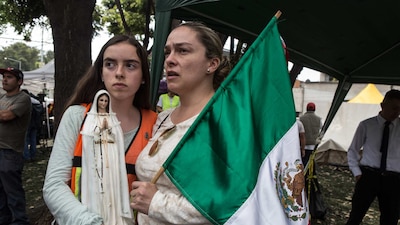 Una madre y su hija observan labores de rescate en edificios colapsados en la Condesa