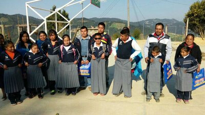 Un grupo de estudiantes que resultó afectado por las tallas de los uniformes que recibieron del gobierno de Moreno Valle