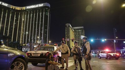 Un grupo de policías atiende a uno de los heridos por una balacera registrada este lunes por la madrugada