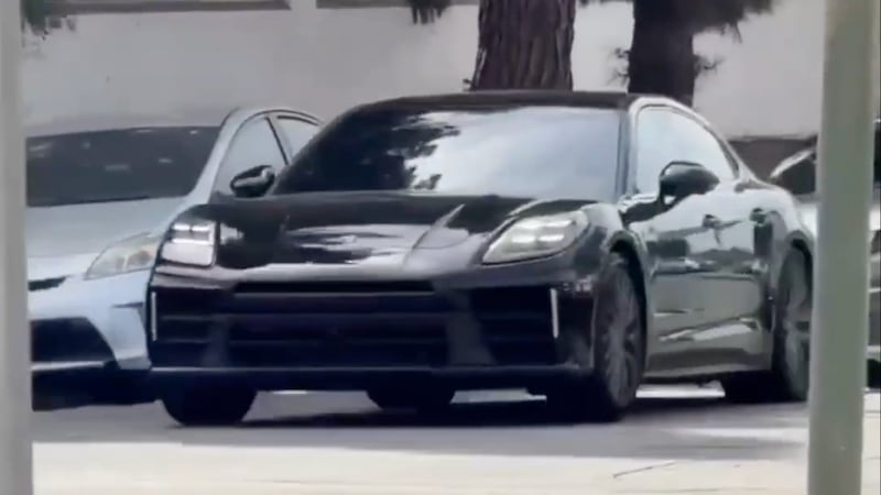 VIDEO: Conductor de Porsche se libera de grúa y se da a la fuga
