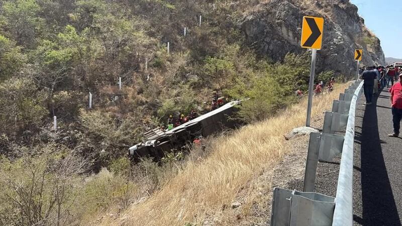 Autobús de pasajeros vuelca en la autopista Mitla-Tehuantepec, en Oaxaca y deja 11 muertos