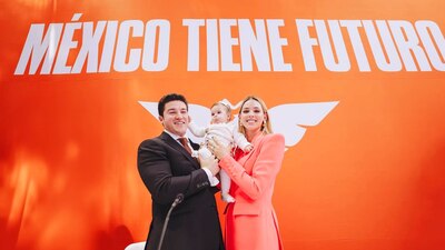 Iba acompañado de su esposa Mariana Rodríguez, así como su pequeña hija Mariel