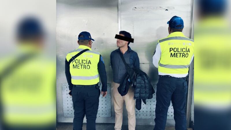 Policías detienen a 2 hombres por exhibir sus órganos sexuales en vagones de la Línea 5 del Metro
