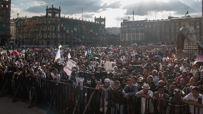Concentración de ciudadanos en el Zócalo para conmemorar el 2 de octubre