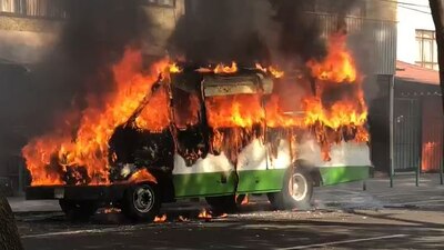 Ciudadanos y policías acudieron hasta el lugar para intentar controlar el fuego