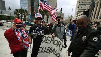 Un grupo de simpatizantes del presidente de Estados Unidos en una marcha en Los Ángeles, California