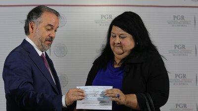 El procurador regresa a la tesorera local el primer cheque de los recursos desviados por Javier Duarte