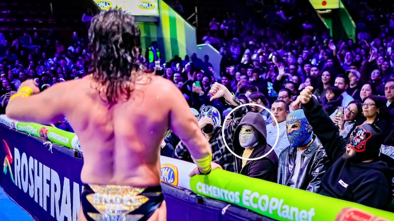 VIDEO: Captan a Bad Bunny en la Arena México con la máscara del Místico