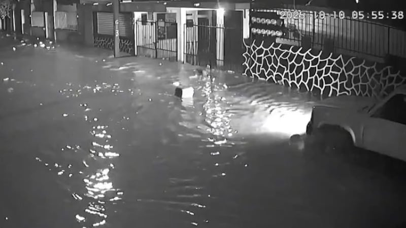 Video capta el momento exacto del desbordamiento del río Cazones e inunda las calles de Poza Rica