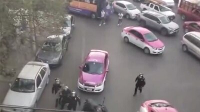 Los policías fueron embestidos por el taxista