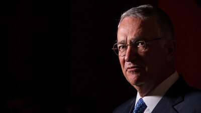 Afirmó que prefiere invertir a su banco para competirle a quien compre Banamex