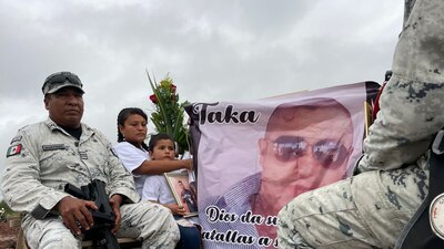 Escoltados por elementos de la Guardia Nacional, familiares