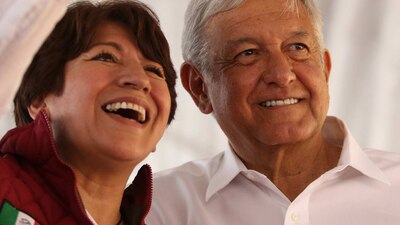 Delfina Gómez y Andrés Manuel en un mitin de campaña