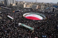 Irán ataca barcos, aeropuerto de Dubái e infraestructura petrolera; crece temor por economía global