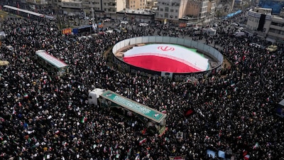 Cientos de personas asisten al funeral de altos cargos iraníes y civiles muertos durante la campaña de Israel y Estados Unidos en Irán