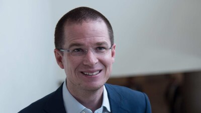 El panista considera que la infancia es la mejor edad para los idiomas