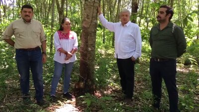 AMLO y su equipo en trabajo de campo
