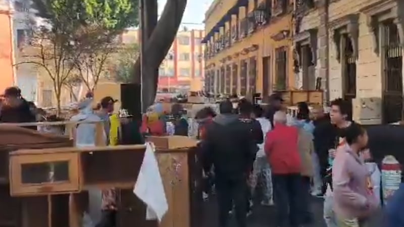 Desalojo en el Centro Histórico de la CDMX termina en zafarrancho y bloqueo en Eje Central