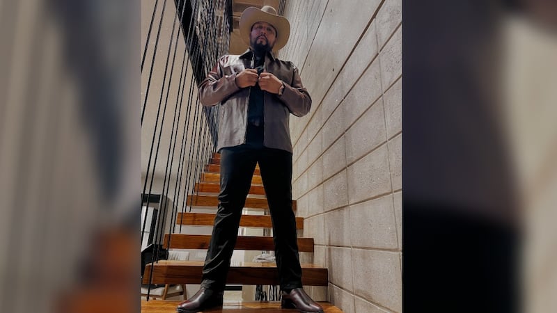 Detienen al cantante de corridos, ‘Miguel Comando’, tras cateo de la FGR en su casa de Tijuana