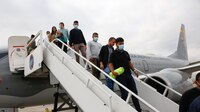 Tras tensiones con EU, llega primer vuelo de repatriados a Colombia