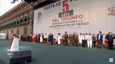 Tras ganar las elecciones, celebra en compañía de su gabinete y gobernadores