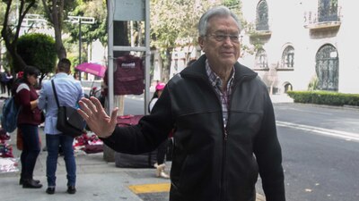 La mayor parte de su trayectoria política la vivió desde las filas del PRI