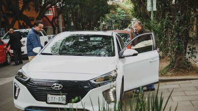 Mikel Arriola (izquierda) y el precandidato presidencial del PRI, José Antonio Meade