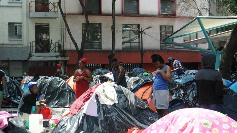 Hallan restos humanos en excampamento de migrantes en CDMX; podría ser colombiano desaparecido