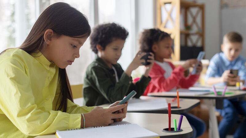 Querétaro busca prohibir redes sociales y celulares a menores de 17 años