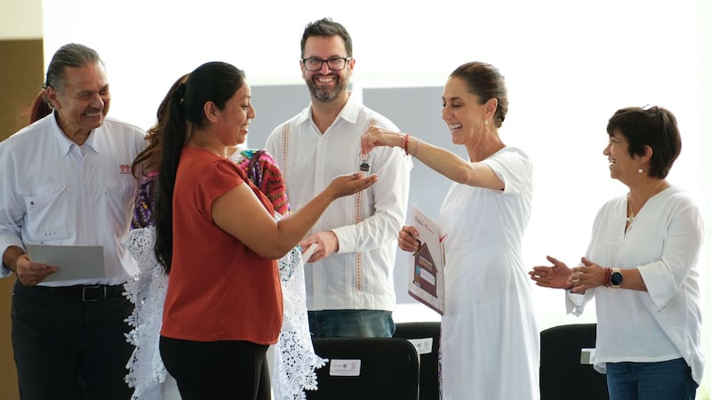“Nunca nos vamos a divorciar del pueblo”, afirma Sheinbaum al entregar casas en QR