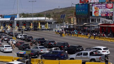 Hay migrantes organizándose en grupos para cruzar de manera ilegal a Estados Unidos en las próximas horas