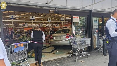 Una mujer de la tercera edad fue detenida luego de atravesar con su vehículo un supermercado