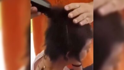 Ella llorando le pide que ya no le corte más cabello