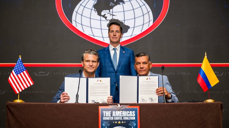 Colombia y EU anuncian operaciones militares conjuntas para combatir “narcoterroristas”