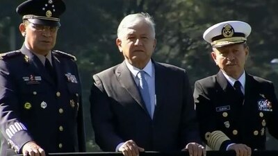 AMLO pasó revista a las Fuerzas Armadas y les pidió apoyo para acabar con la inseguridad en el país