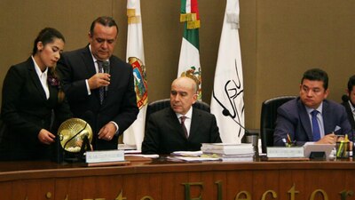 El Instituto Electoral del Estado de México durante una sesión pública