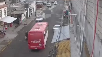 Tras el accidente, vecinos de la zona prendieron fuego al camión que se vio involucrado en los hechos