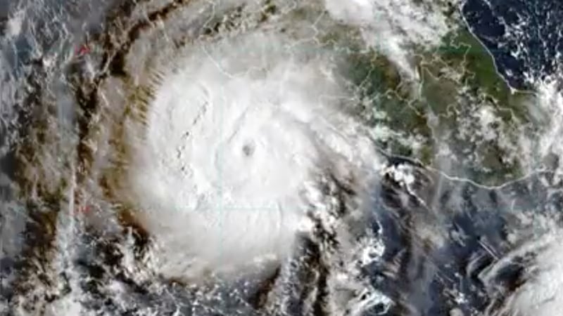 ‘Polo’ se acerca al puerto de Manzanillo, Colima, como un Huracán Categoría 4
