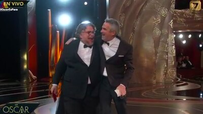 Alfonso Cuarón recibió la estatuilla de manos de Guillermo del Toro