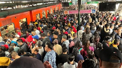 Los retrasos han provocado algunas aglomeraciones; hay quienes esperan hasta 30 minutos para avanzar