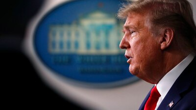 La cifra de casos confirmados subió a un millón 695 mil, según datos de la Universidad Johns Hopkins