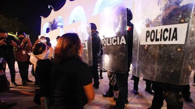 La noche del lunes, policías en Cancún dispararon al aire para dispersar una protesta por el feminicidio de 'Alexis'