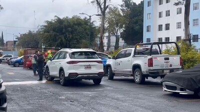 Al lugar llegaron bomberos, policías y paramédicos, quienes apoyaron la emergencia