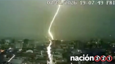 VIDEO: Fuerte trueno hacer temblar e ilumina toda la ciudad durante la intensa lluvia en la CDMX