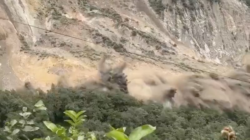 VIDEO: Revelan imágenes del colapso de una sección de montaña en Nepal
