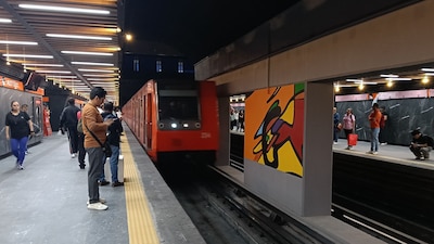 CIUDAD DE MÉXICO, 18MAYO2026.- Este lunes las autoridades del STC Metro, volvieron a abrir la estación Auditorio de la Línea 7 luego de someterla a trabajos de remodelación, aún con un acceso restringido y murales por detallar, los usuarios de este transporte público volvieron a utilizar los andenes de esta estación que se encontraba cerrada desde hace varios meses. FOTO: DANIEL AUGUSTO/ CUARTOSCURO.COM