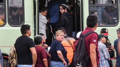 Autoridades auxilian a los usuarios del Metro en inundaciones del Metro Hangares