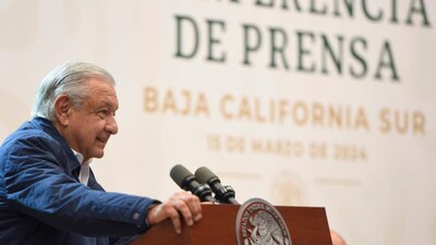 AMLO dijo que no les cree, pues piden diálogo pero también promueven que tumben la puerta de Palacio
