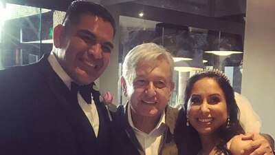 El presidente se tomó la foto del recuerdo con una pareja tijuanense