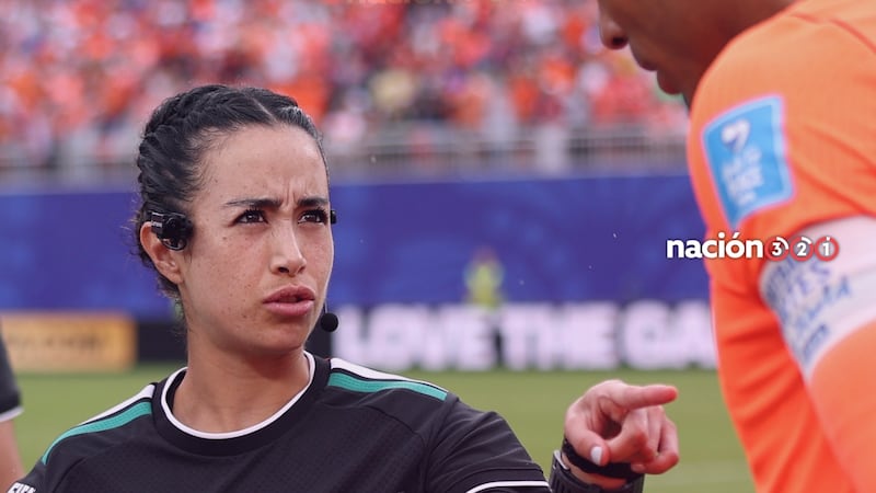 Katia Itzel García hace historia al convertirse en la primera árbitra mexicana en un Mundial